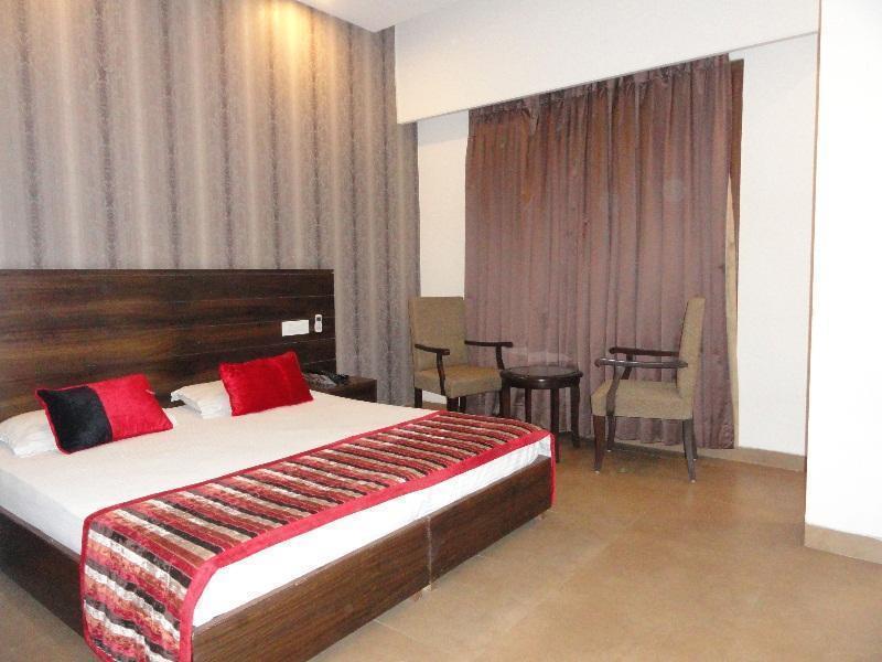 Silver Sands Hotel Chandīgarh Exterior foto